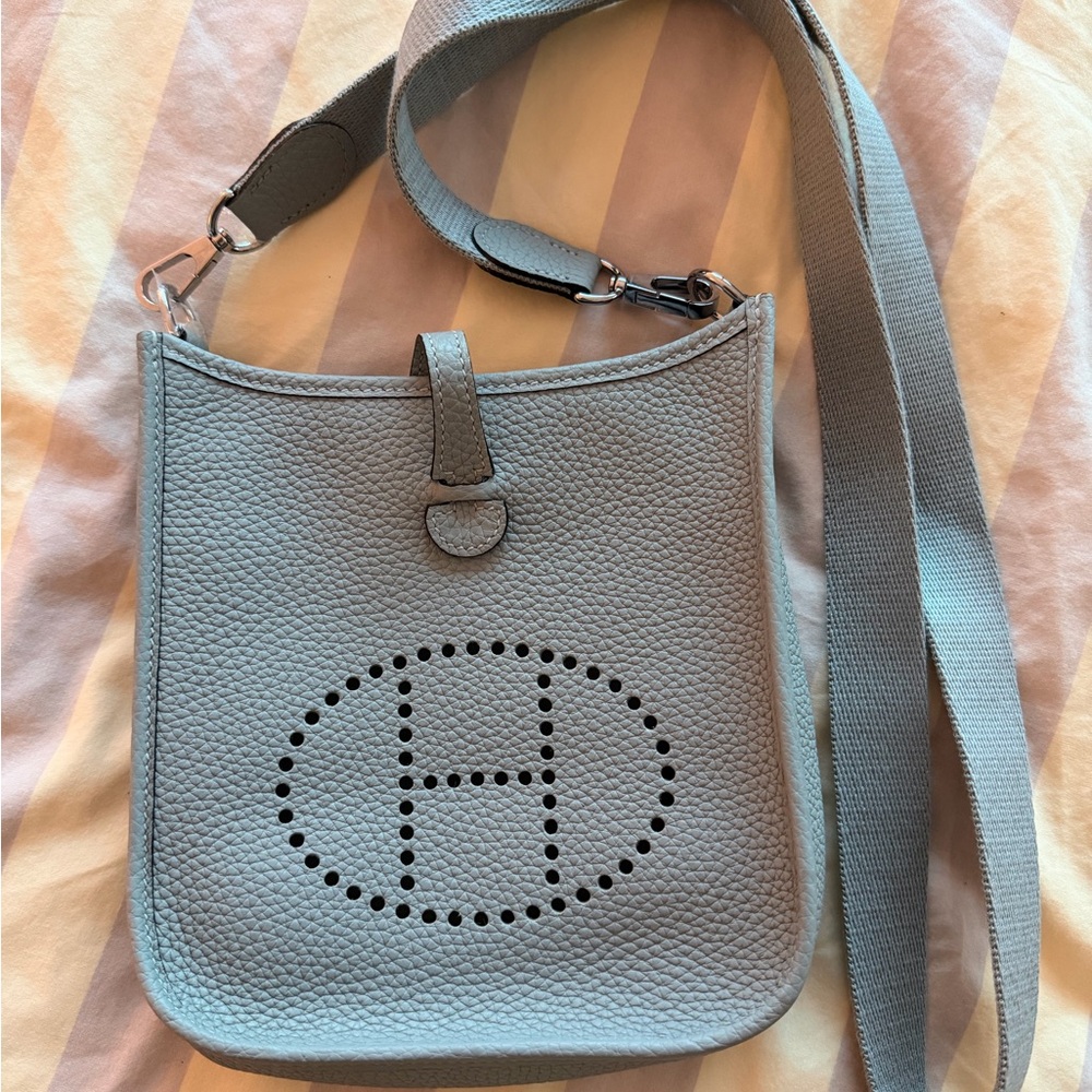 Elegant Gray Leather Shoulder Bag